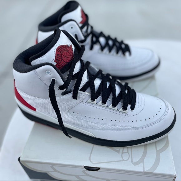 Jordan 2 Retro chicago’s Sneakers in White and Black with Red Accents - Picture 3 of 6